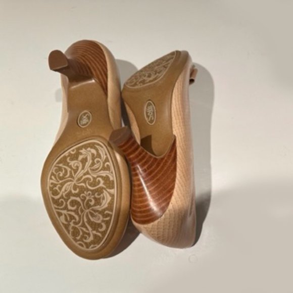 New beautiful cream Sofft heels with front bow, textured finish. Sz 7.5 - Picture 5 of 5